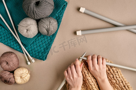 女手针织羊毛毛衣或格子米色的特写。