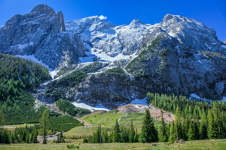 意大利多洛米蒂阿尔卑斯山白雪皑皑的马尔莫拉达山