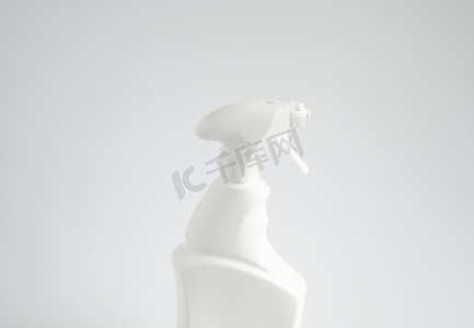 银光液体摄影照片_用于在白色背景上隔离的液体清洁产品的白色塑料喷雾瓶。