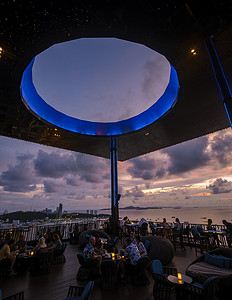 泰国芭堤雅 — 2022 年 5 月日落时从希尔顿天空酒吧的露台欣赏美景。