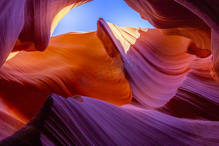 阳光照亮的羚羊槽峡谷，佩吉，亚利桑那州，美国