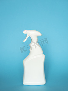 用于蓝色背景上隔离的液体清洁产品的白色塑料喷雾瓶。