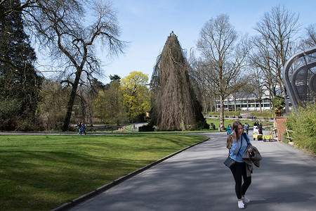 德国伍珀塔尔 — 2022年4月11日：人们在绿色动物园里散步