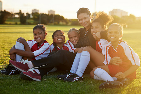 足球、球队和儿童在运动场上与教练一起进行训练、足球活动或学习运动。