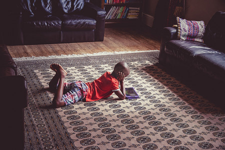 小男孩在轻松的家庭环境中使用平板电脑