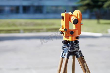 经纬仪是一种精密光学仪器，用于测量建筑工地上指定可见点之间的角度