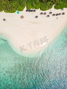 马尔代夫热带小岛上完美海滩和绿松石泻湖的空中无人机景观