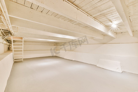 印象唐山摄影照片_带楼梯的巨大地下室的令人印象深刻的设计