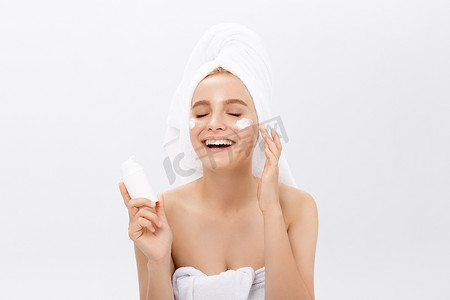美容青年护肤概念-美丽的白种女人脸部肖像持有和呈现奶油管产品。