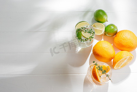 浓烈的苏打水鸡尾酒与石灰和硬苏打水鸡尾酒酒精饮料与补品和橙色在浅色背景。