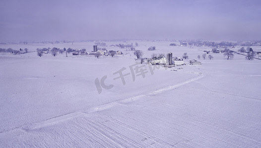 阿米什农田的下雪早晨