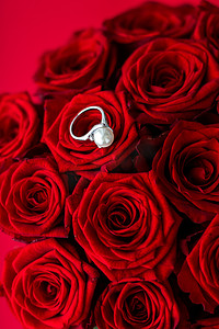 美丽的白金珍珠戒指和红玫瑰花束，情人节和浪漫假期的奢华珠宝爱情礼物