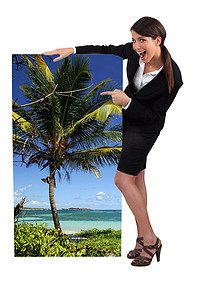 展示热带海滩海报的女性旅行社