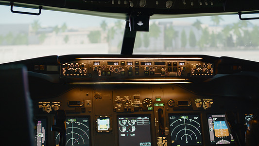 导航舱内的飞机驾驶舱挡风玻璃可驾驶飞机