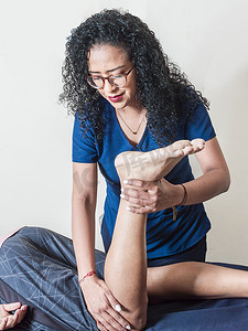 膝关节屈曲物理治疗、康复概念、物理治疗师与患者