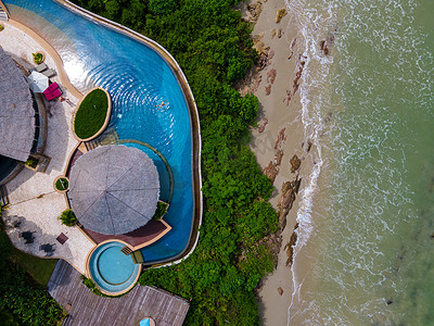 度假村摄影照片_泰国豪华度假村，设有游泳池，俯瞰 Phangnga Kho Yao Yai 的海洋