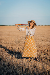 木笛摄影照片_农村妇女吹木笛-乌克兰特伦卡，麦田里的泰林卡。