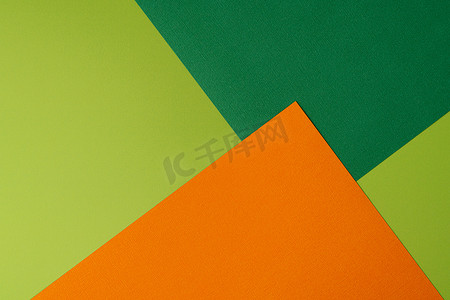 背景、顶视图上彩色重叠的橙色和绿色纸板层