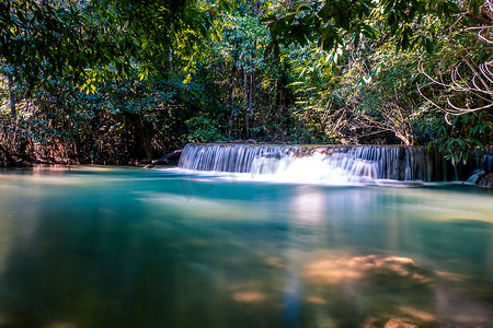 壶口瀑布手绘摄影照片_长时间暴露在异国情调的美丽热带雨林深处瀑布 国家公园 Huay Mae Khamin 瀑布深林中新鲜的绿松石瀑布 美丽的风景瀑布。