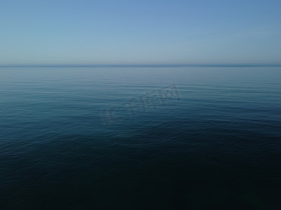 海洋模糊摄影照片_抽象的空中海夏季海洋日落自然背景。