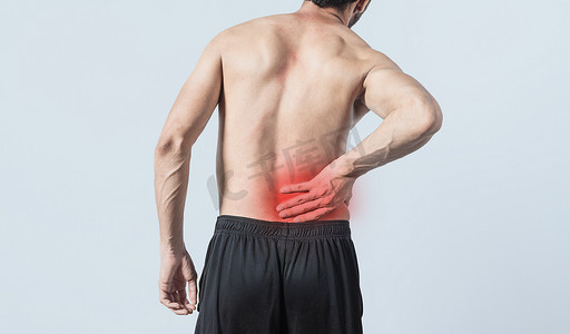 关节风湿疼痛摄影照片_有背部问题的男人、孤立背景下有背部问题的赤裸上身的男人、腰部问题概念、背部疼痛的酸痛男人的后视图