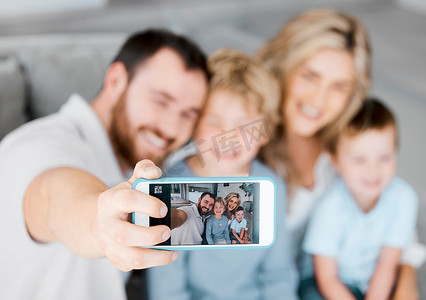 手机屏幕图片摄影照片_手机屏幕特写显示快乐的白人家庭在家里自拍。