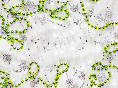 圣诞节和新年背景与绿色装饰、雪花和灯泡。