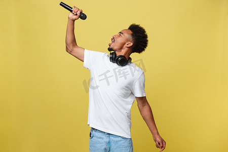 年轻英俊的非洲裔美国男孩用麦克风演唱歌剧情感。