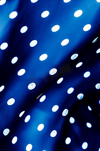 经典圆点纺织背景纹理，蓝色豪华面料设计图案上的白点