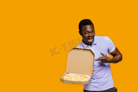皮肤差摄影照片_有趣的非洲胡须快递员指向比萨饼。