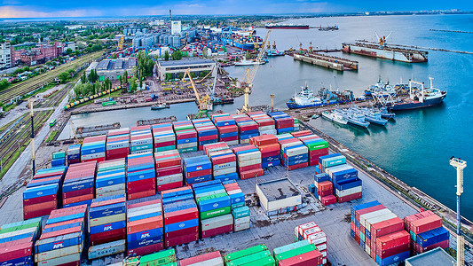 乌克兰敖德萨 — 2021年5月19日：港口码头的货运集装箱。