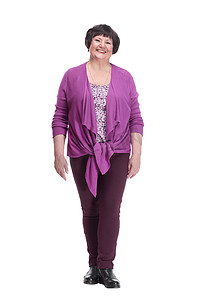 full-length.casual 穿紫色衬衫的老妇人。