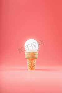 粉色电摄影照片_粉红色背景的华夫饼杯中的灯泡冰淇淋。