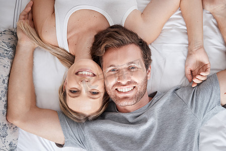 情侣肖像，在床上，在卧室里为爱情婚姻微笑，对支持感到满意，对睡眠感到满意。