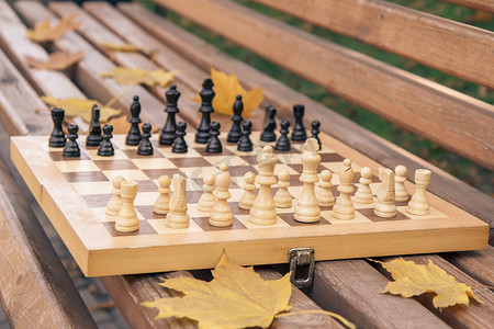 在城市公园的长凳上的木制国际象棋。