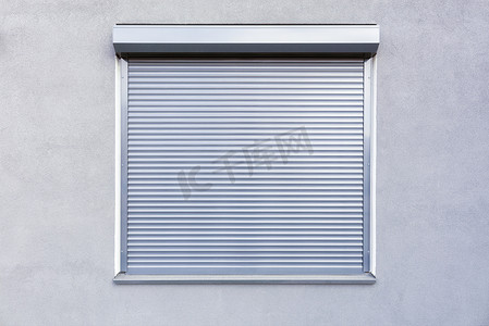 给盲人指路摄影照片_房子正面窗户上的金属百叶窗。