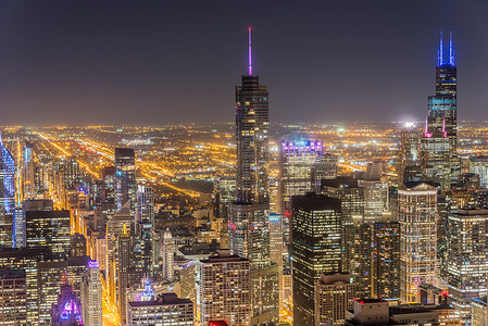 黄昏时鸟瞰芝加哥市中心的摩天大楼