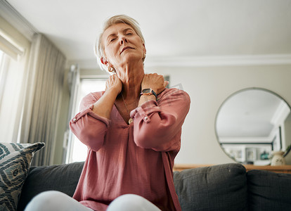 脊柱损伤、纤维肌痛和骨质疏松症的客厅家中的老年妇女、颈部疼痛和压力。