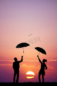 夕阳下撑着伞的情侣