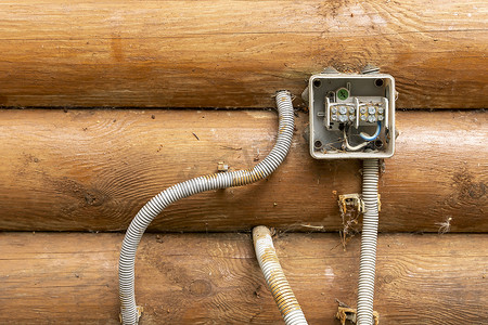 塑料焊接摄影照片_带绞合和焊接电线的接线盒在墙房上