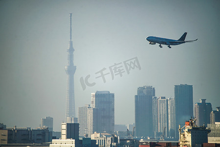 飞机和东京晴空塔