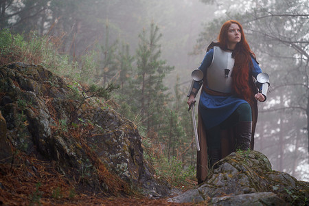 中世纪ppt摄影照片_夏季森林中中世纪骑士盔甲的年轻红发女孩