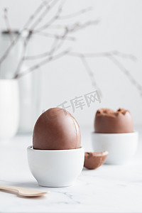 白色蛋托中的巧克力复活节彩蛋