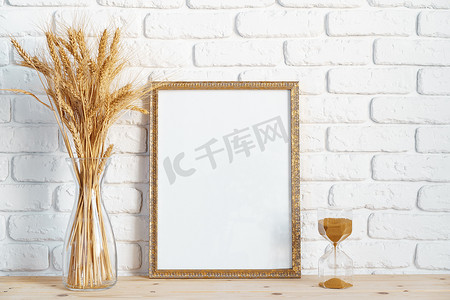 麦穗装饰摄影照片_有麦穗的花瓶和靠在砖墙上的相框
