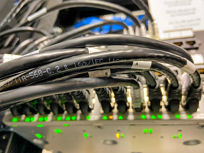 数据中心绿灯连接到网络设备的以太网电缆