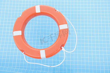 不规则漂浮色块摄影照片_游泳池漂浮红色安全设备救溺水者