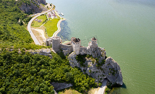 多瑙河摄影照片_从无人机看多瑙河岸边的塞尔维亚古堡 Golubac
