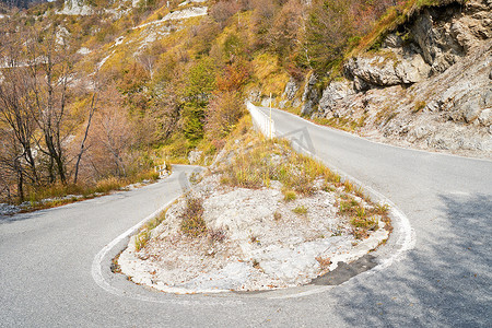 蛇形山路上的危险曲线，风景如画的阿尔卑斯山秋季景观。