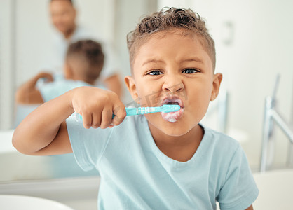 儿童的刷牙摄影照片_在家庭浴室中学习儿童清洁和刷牙以进行牙科护理、牙齿护理或口腔健康的肖像。