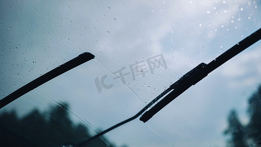 雨窗户背景摄影照片_雨中刷车的工作。